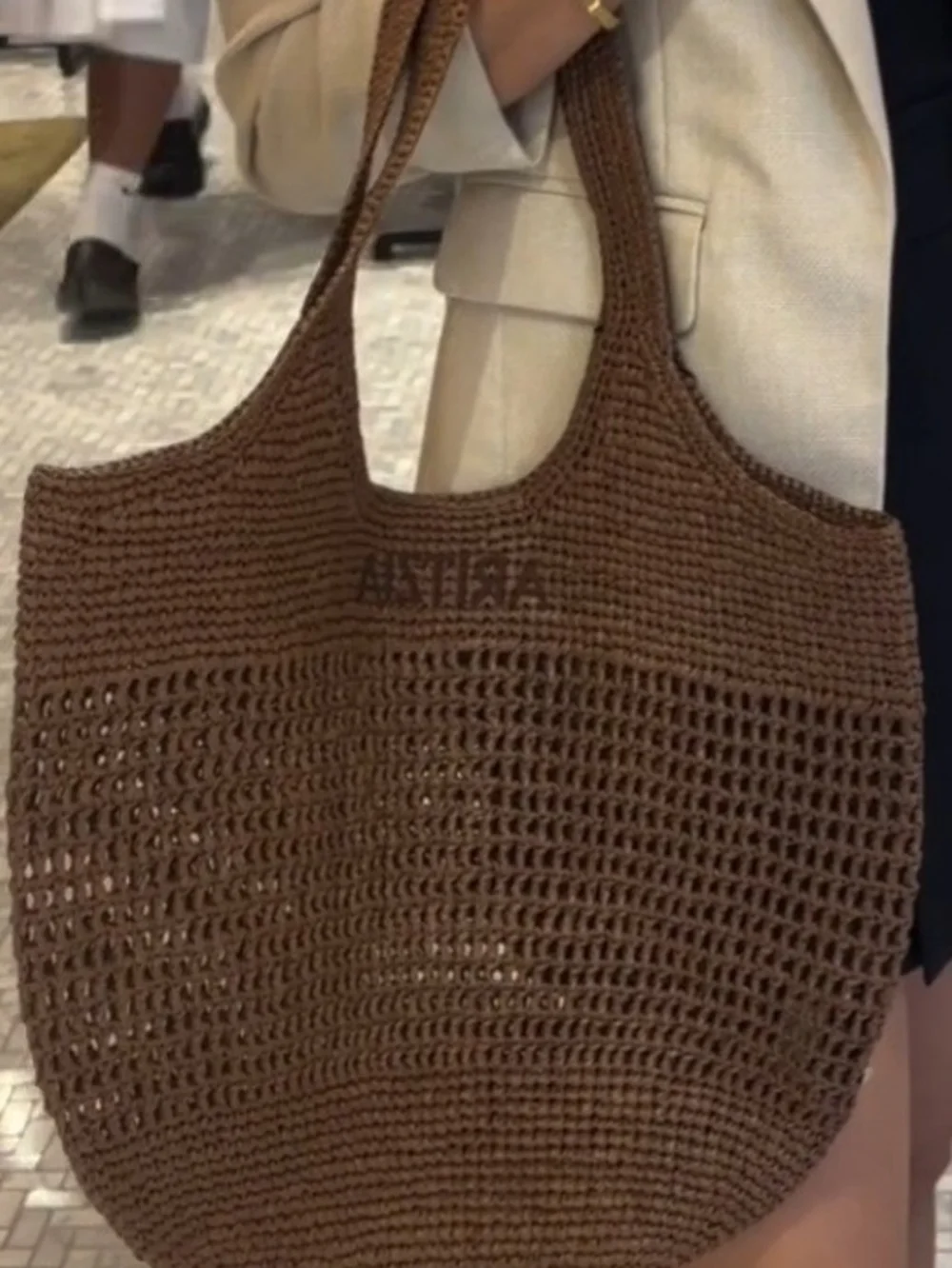 Aritzia Awayday Teddy Bear Brown Raffia Tote NWT SOLD OUT TRENDING - Picture 5 of 5